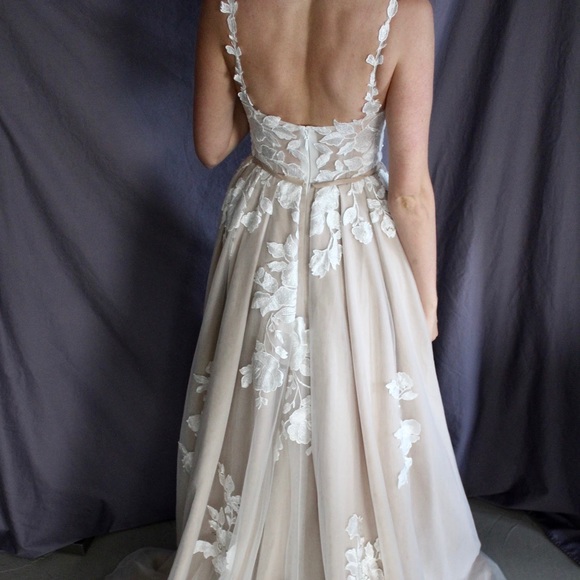 BRAND NEW Custom Wedding Dress - Picture 3 of 9